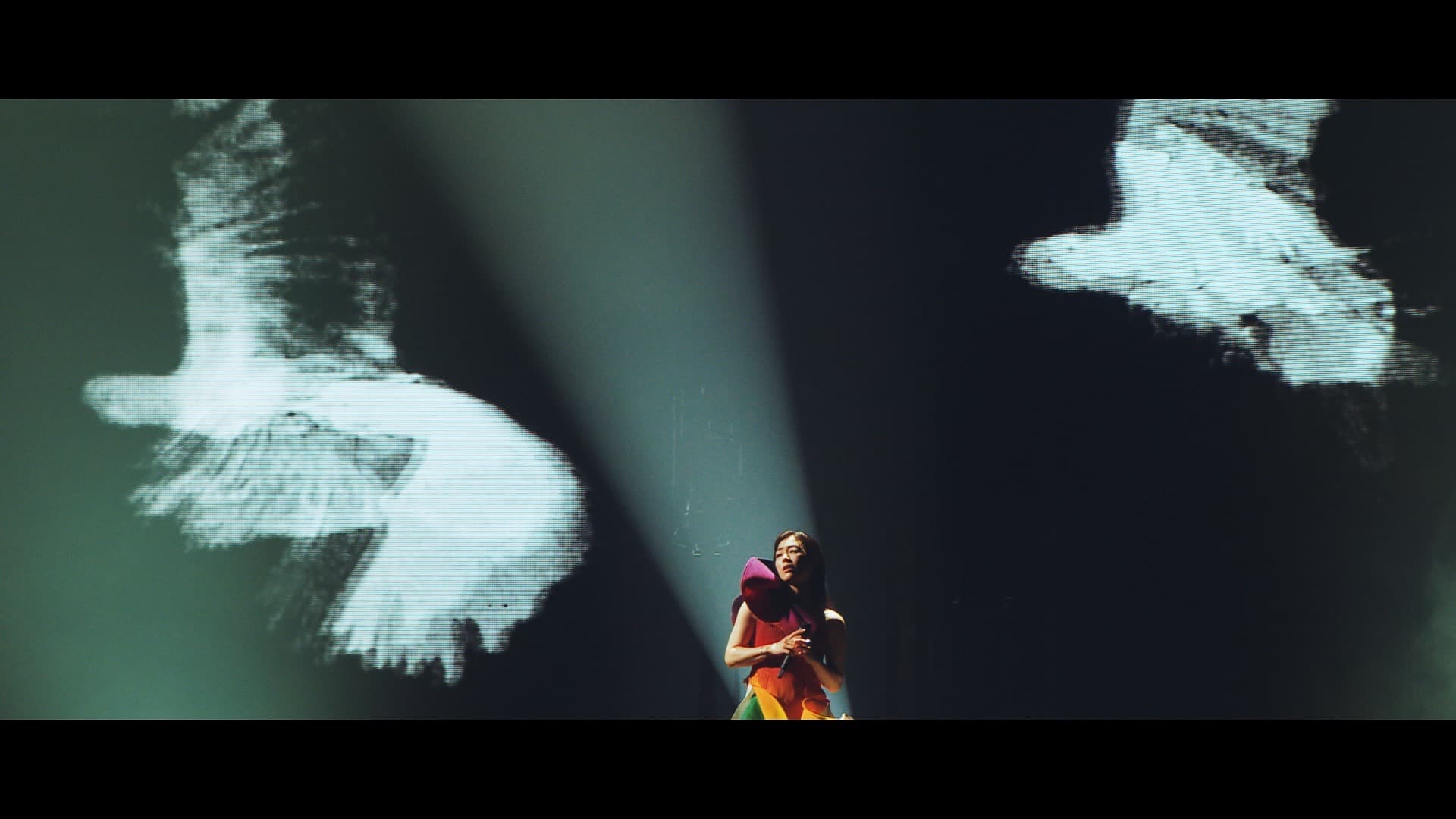 HIKARU UTADA SCIENCE FICTION TOUR 2024より 「One Last Kiss」のライブ映像をYouTube上で公開 本日よりライブ上映イベント『HIKARU UTADA LIVE CHRONICLES in cinema』の 1日券の販売がスタート 特典の新作くまちゃんステッカーの絵柄も公開にのサムネイル