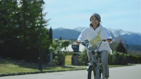 「サントリー天然水」TV-CMシリーズ最新作絶景の雪山を望む田舎道を軽快にサイクリング! 「サントリー 天然水スパークリングレモン」新TV-CM「スイッチ!なんてカンタンさ!」篇(15秒/30秒)が本日よりオンエアスタート!のサムネイル
